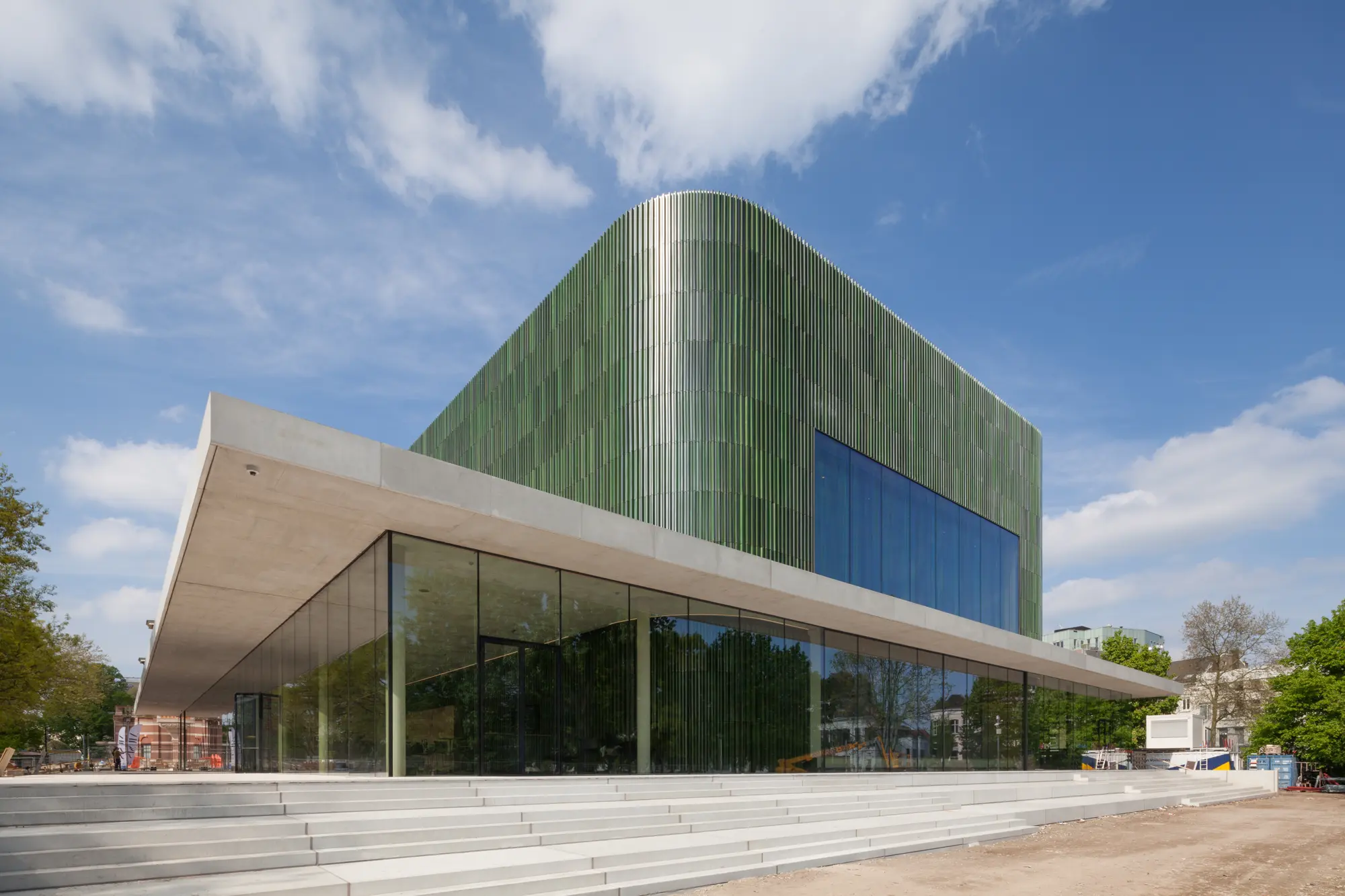 Bijzonder architectonisch gebouw met maatwerk aluminium kozijnen en glazen gevel