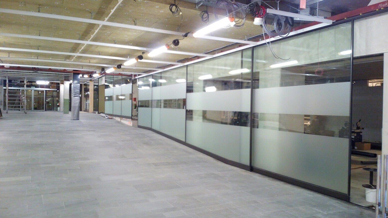 station eindhoven - transparante pui - metaglas