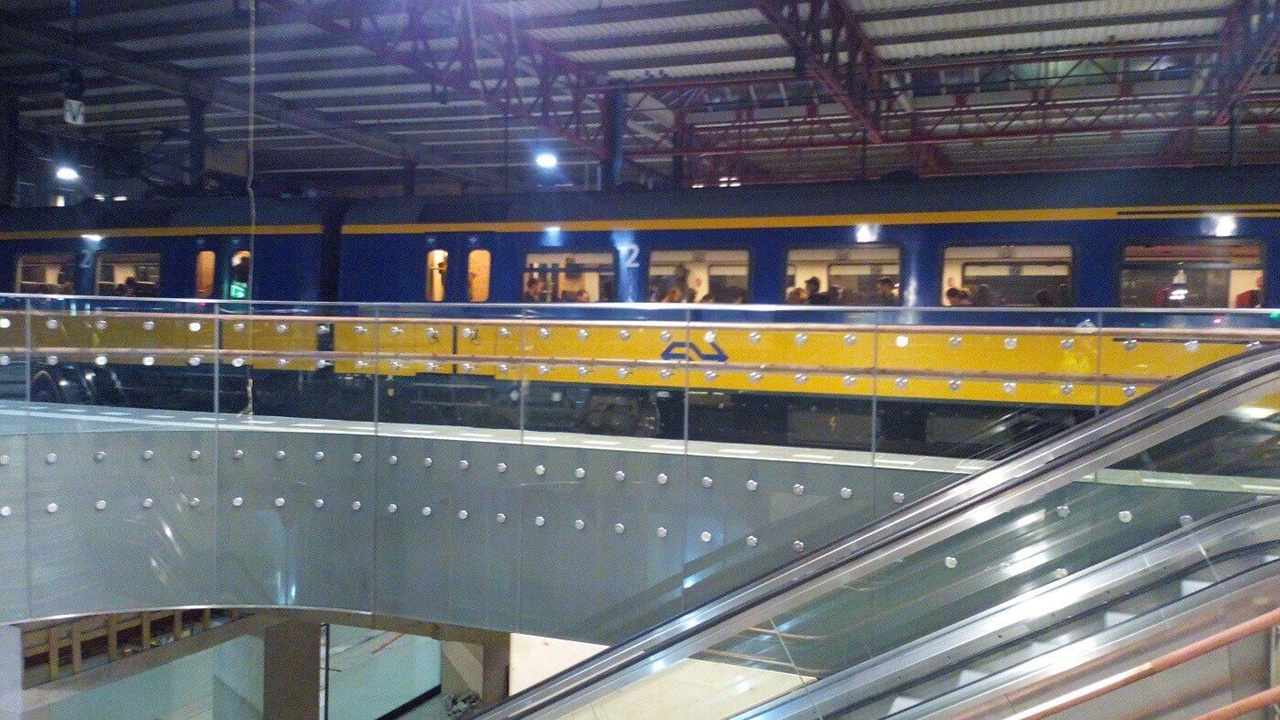 station eindhoven - glazen balustrade - metaglas