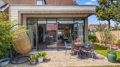 Moderne aanbouw aan monument te Harderwijk